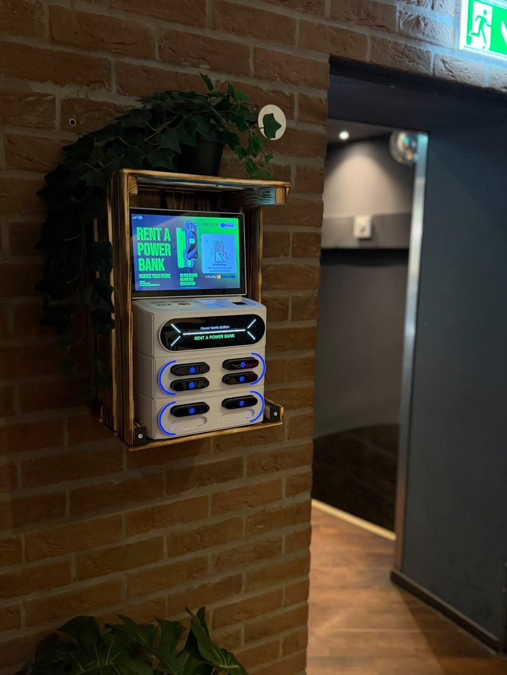 Enlupa Powerbank-Station montiert an der Wand in der Maria Bar